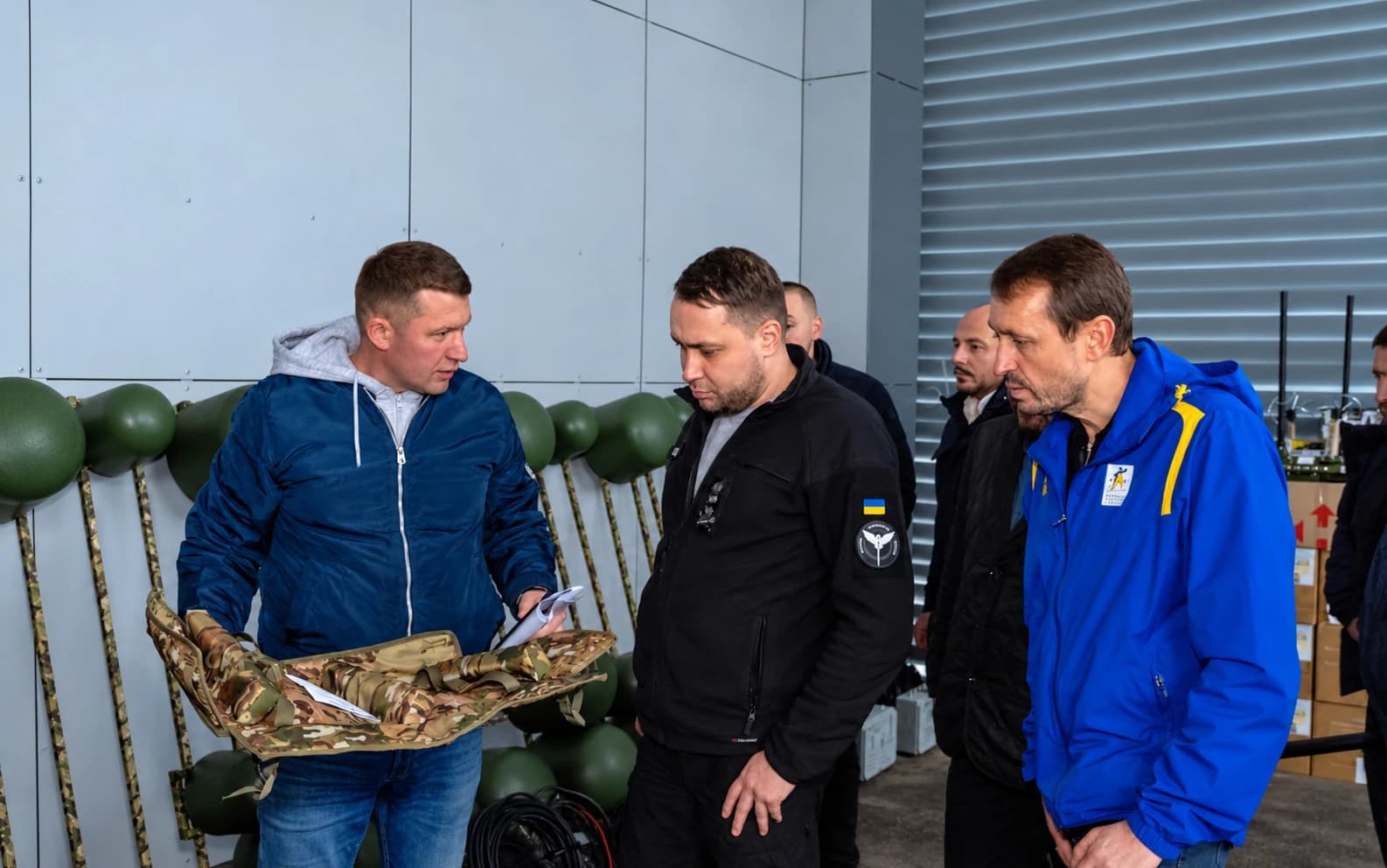 Представники SASS Military демонструють чохли «Луска» Кирилу Буданову в Києві