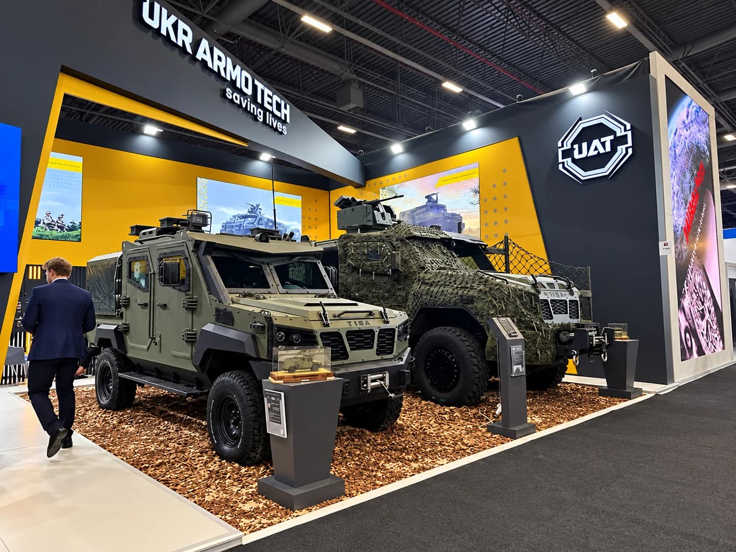 Відвідувачі біля бронетехніки на стенді UKR ARMO TECH