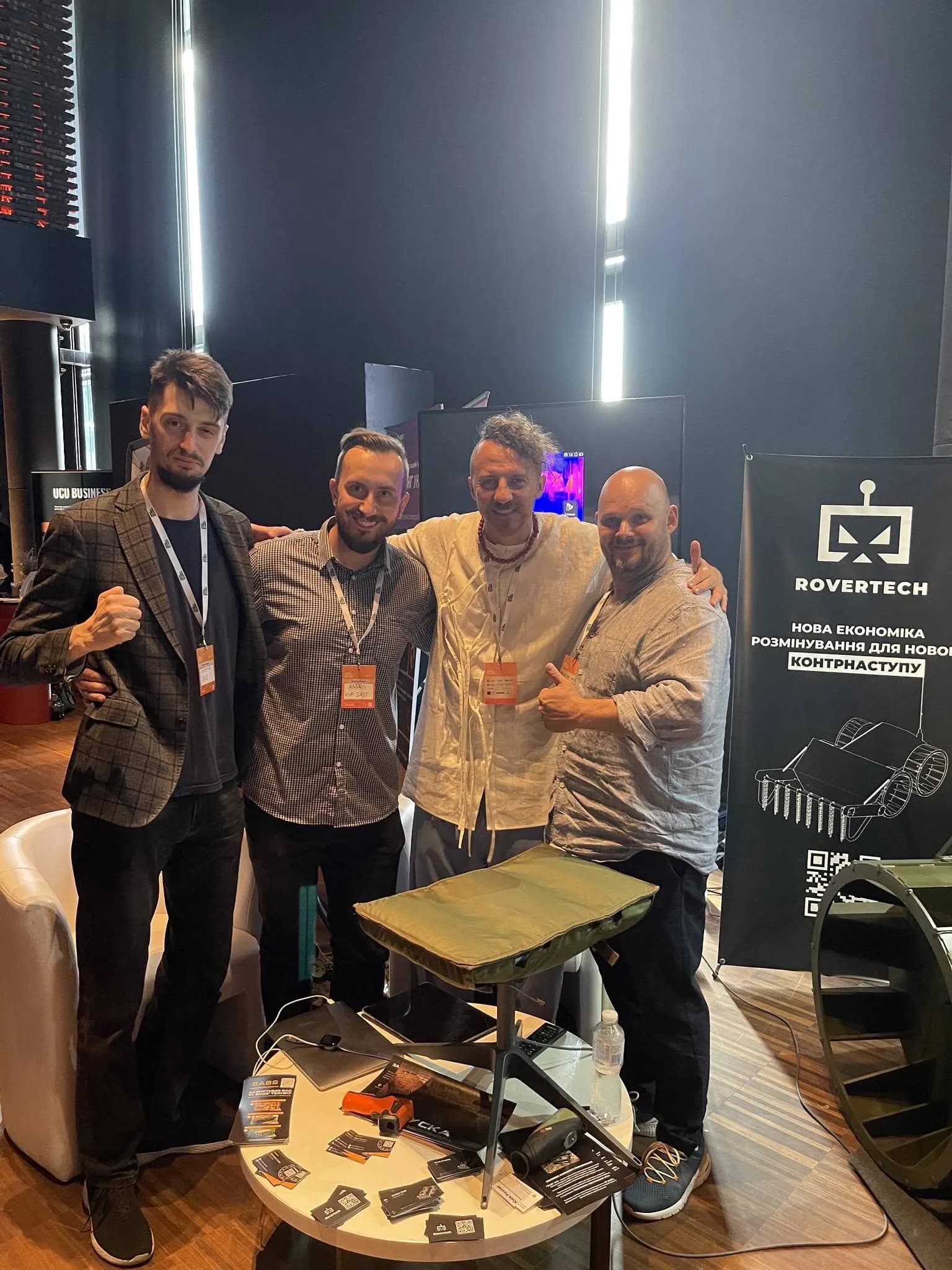 Учасники форуму біля стенда Rovertech