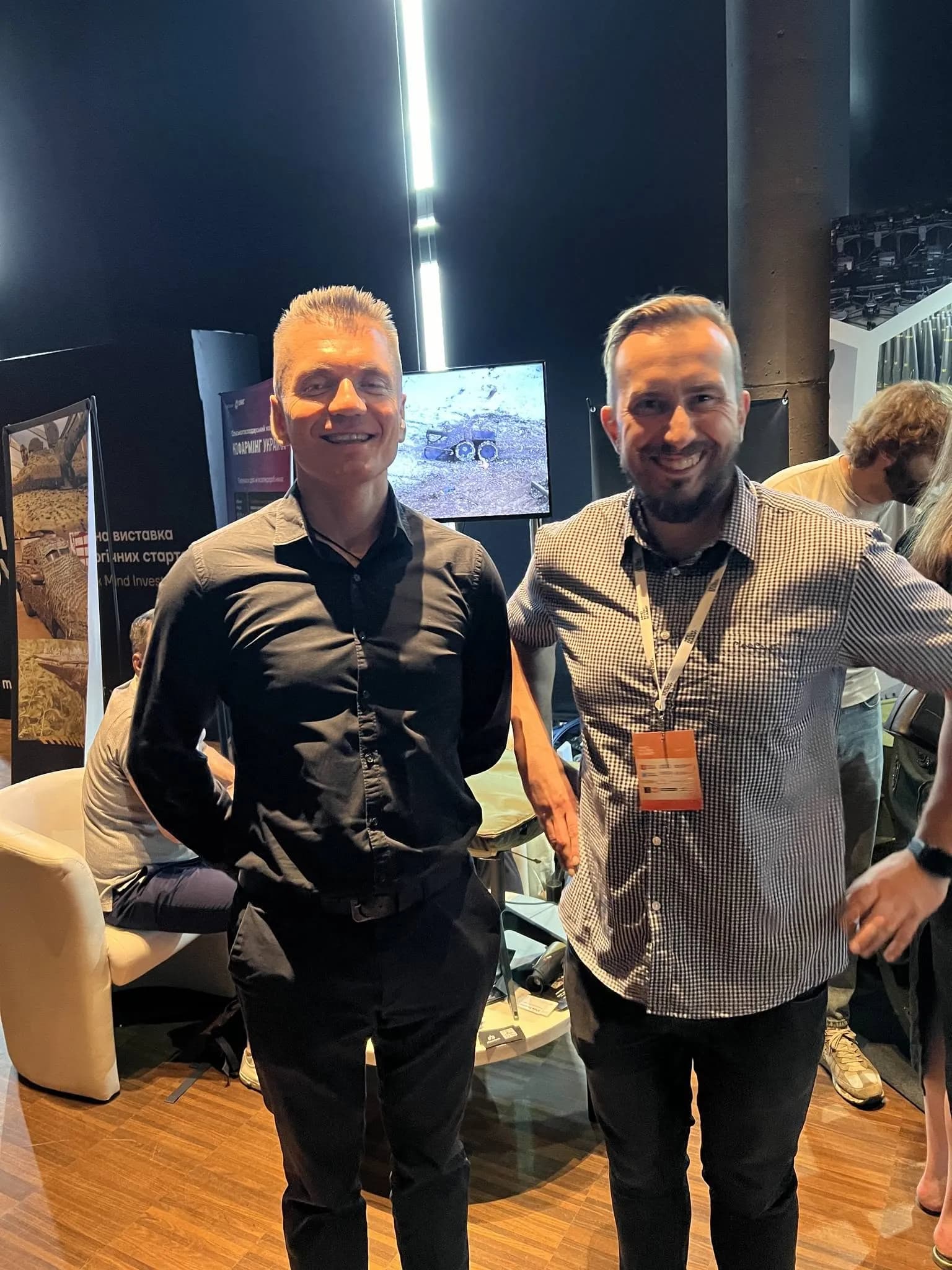 Учасники заходу на тлі виставкової експозиції