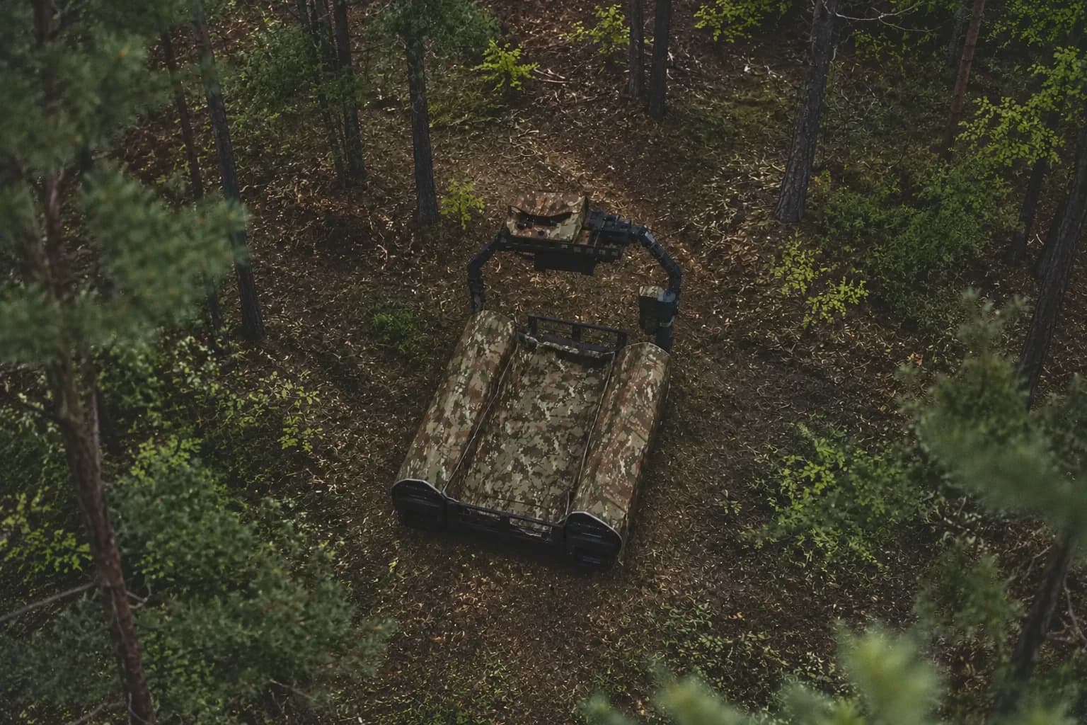 Замаскований наземний роботизований комплекс у лісовій гущавині