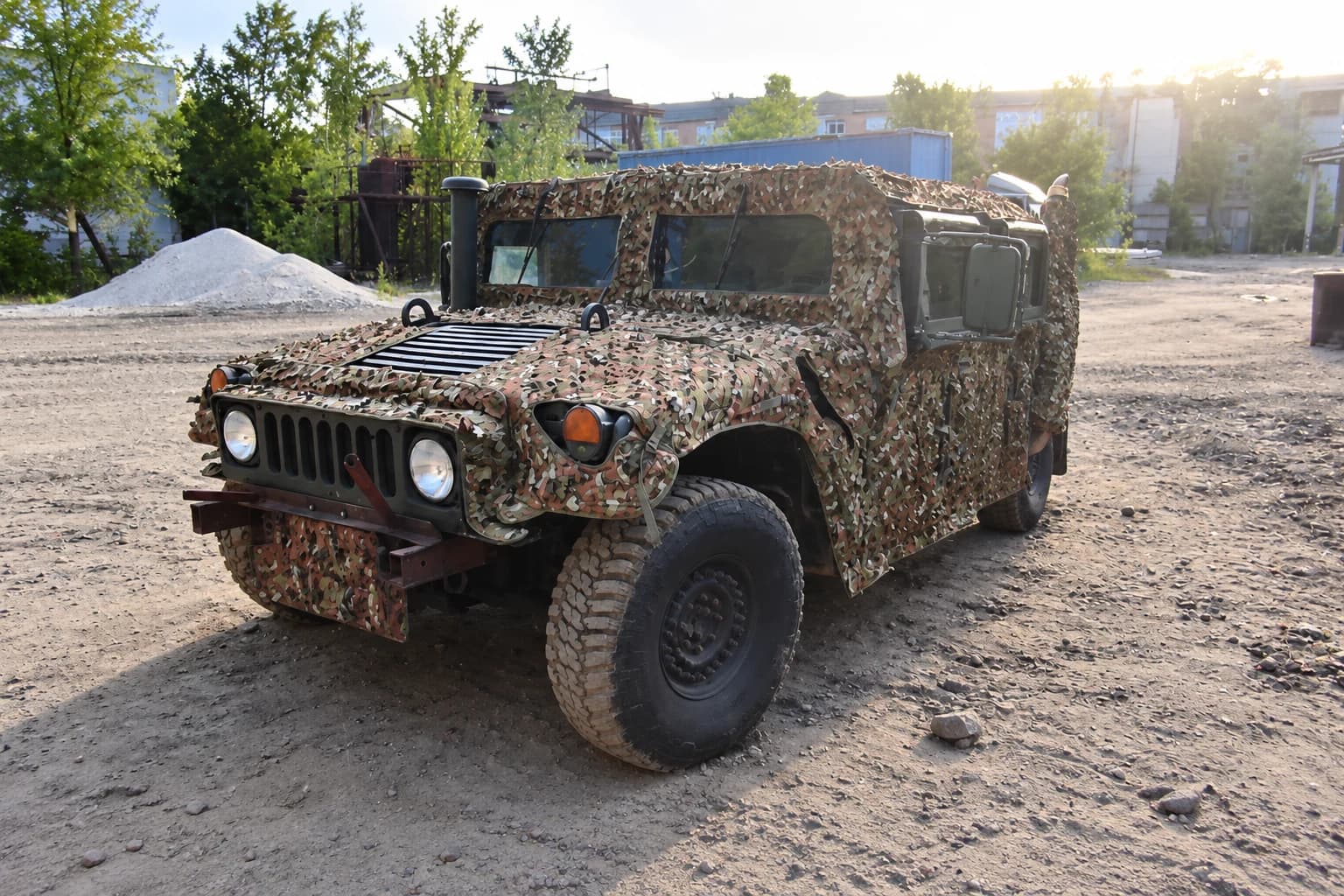 HMMWV із маскувальним комплектом на промисловому майданчику