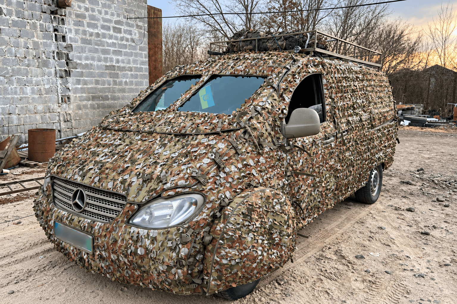 Mercedes-Benz Vito 115 із маскувальним покриттям на заході сонця