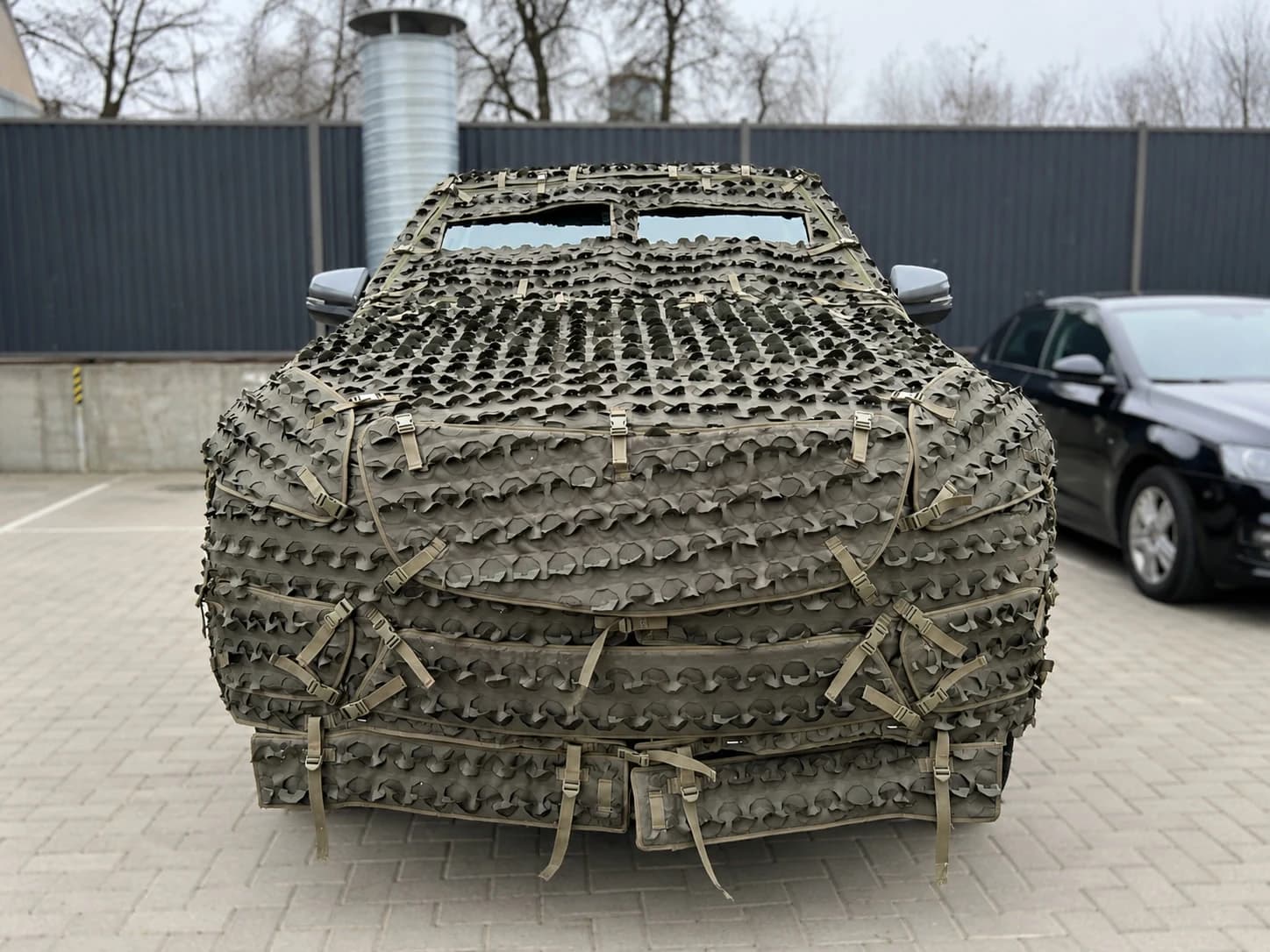 Закамуфльований автомобіль на стоянці